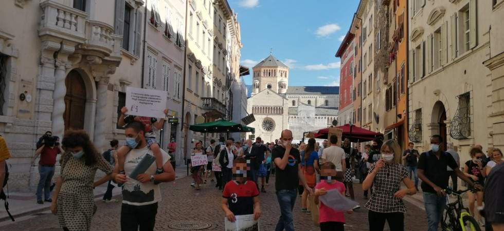 Giornata Mondiale del Rifugiato, tantissime persone in corteo da Piazza Duomo